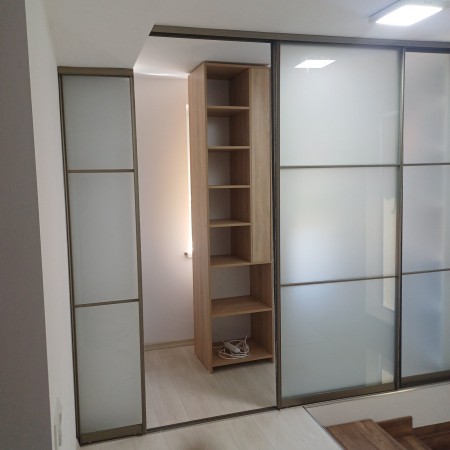 Uși glisante cu sticlă Lacomat pentru separarea camerei A-91